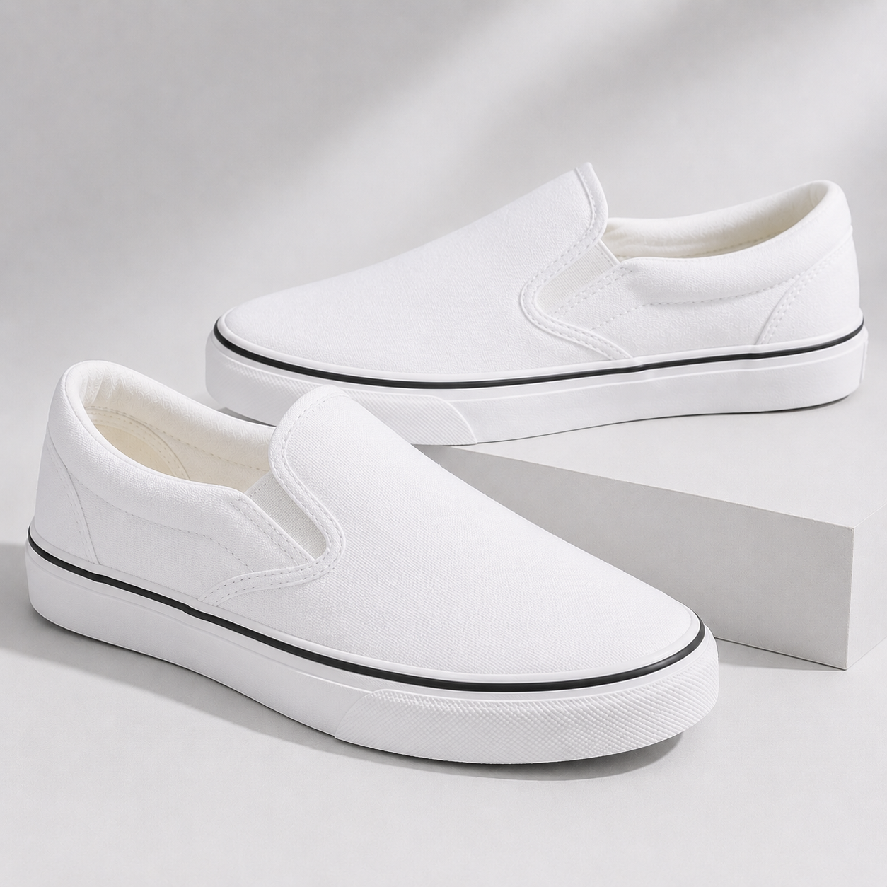รองเท้าผ้าใบแบบสวม (Slip-On Sneakers) สีขาว