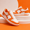 รองเท้าผ้าใบหุ้มส้นทรงเตี้ย (Low-Top Sneakers) สีส้ม-ขาว